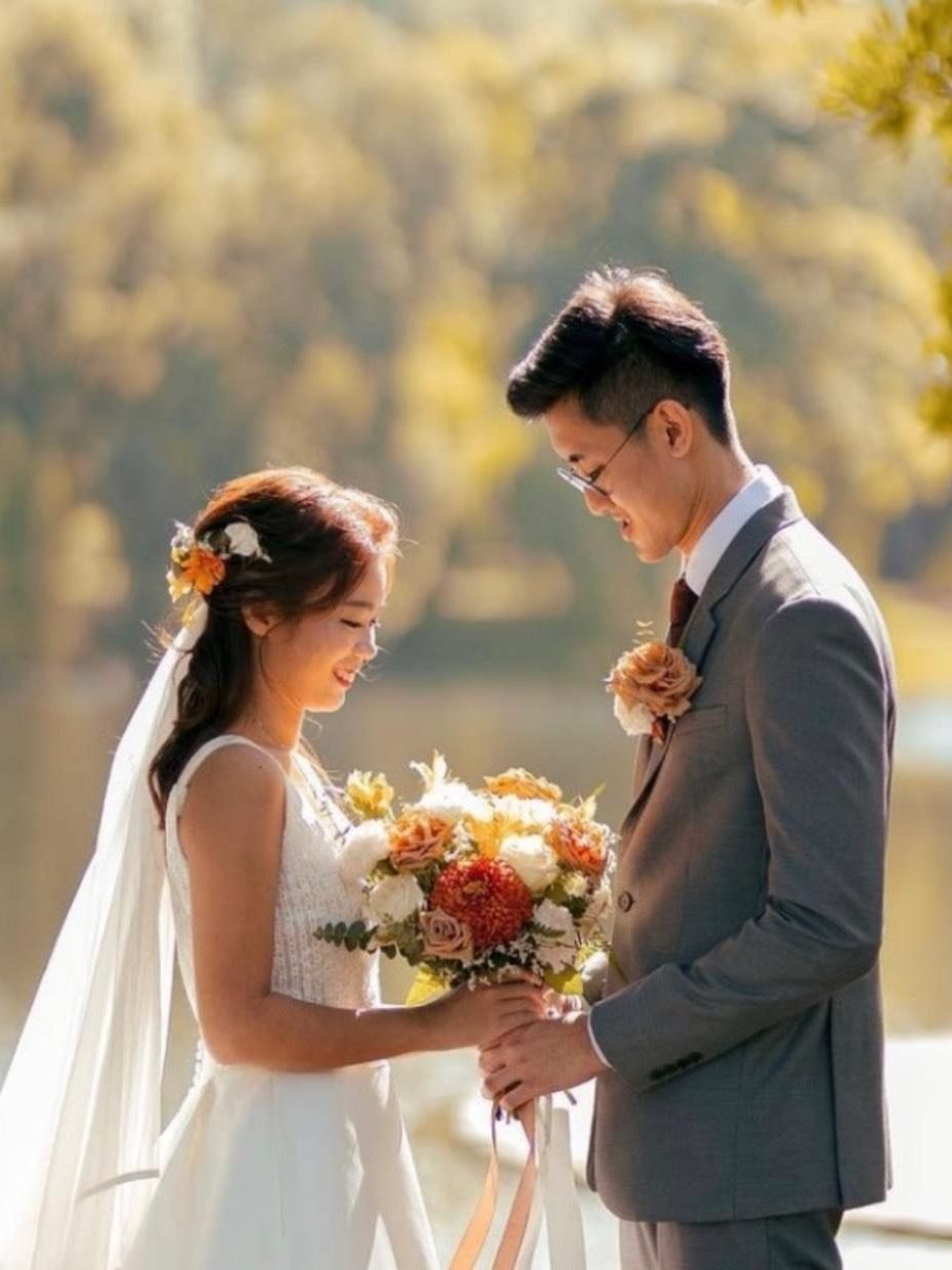 Mona garden inspired · asymmetrical bridal bouquet in ivory, toffee, blush, crimson and marigold — detail view